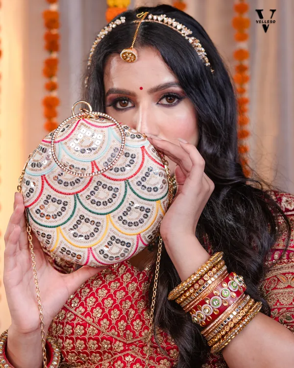 Noorani_Round_Embroidered_Mirror_Clutch_with_Bangle_Handle